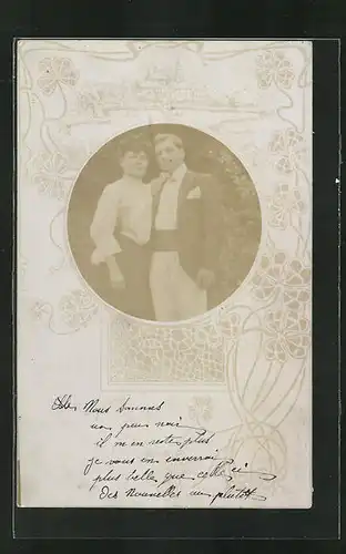 Foto-AK Passepartout mit jungem Paar in eleganter Kleidung