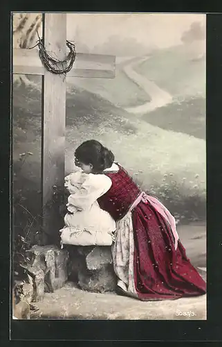 AK junge Frau im Gebet vor einem Kreuz knieend