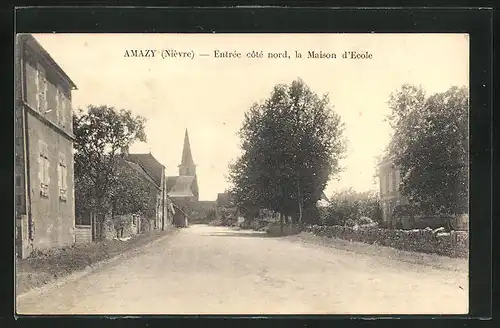AK Amazy, Entree cote nord, la Maison d'Ecole