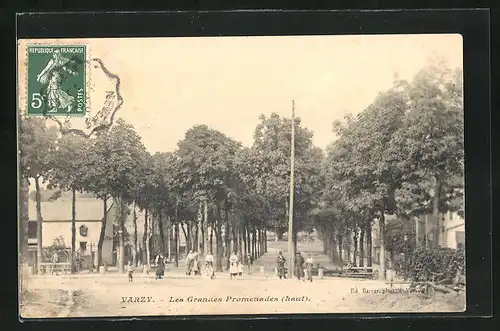 AK Varzy, Les Grandes Promenades haut