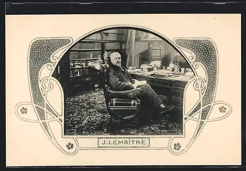 AK J. Lemaitre im Stuhl am Schreibtisch