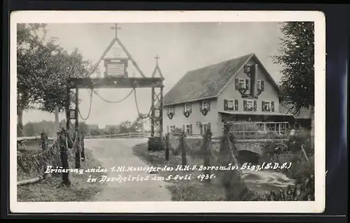 AK Deuchelried, 1. Heiliges Messopfer des H. H. P. Borromäus Sigg. S. D. S. 1931, Ortspartie mit Tor