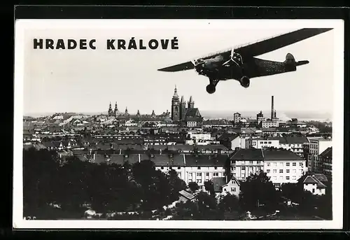 AK Königgrätz / Hradec Kralove, Flugzeug OK-ATC über der Stadt