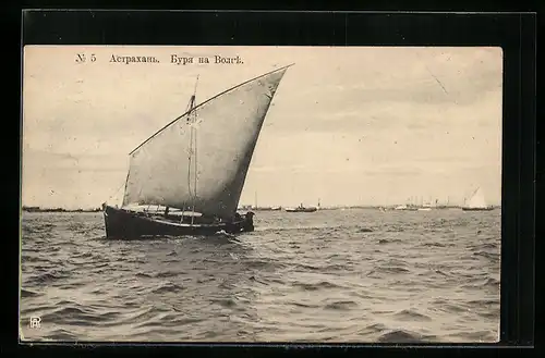 AK Astrachan, Segelschiff vor der Stadt unterwegs