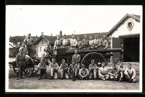AK Artillerie, Gruppenbild Soldaten in Uniform an einem Geschütz