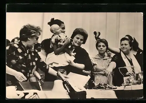 AK Moskau, Kosmonautin Valentina Tereschkowa auf dem Weltkongress der Frauen 1963