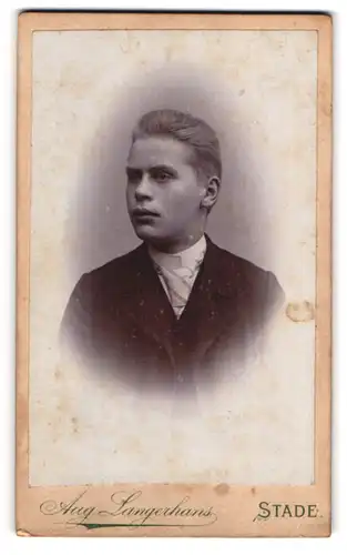 Fotografie August Langerhans, Stade, Gr. Schmiedestrasse 192, Stattlicher junger Mann in elegantem Anzug