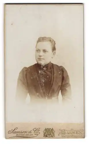 Fotografie Samson & Co., Barmen, Wertherstrasse 13, Hübsche junge Frau in schwarzem Kleid