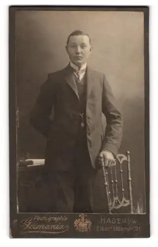 Fotografie Germania, Hagen i. W., Elberfelderstrasse 31, Eleganter junger Mann mit blasiertem Ausdruck