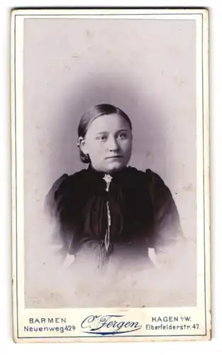 Fotografie C. Fergen, Hagen i. W., Elberfelderstrasse 47, Hübsche Bürgertochter in dunklem Kleid