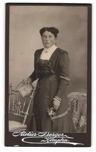 Fotografie Atelier Berger, Kempten, Dame mit Brosche und Kette im Festtagskleid