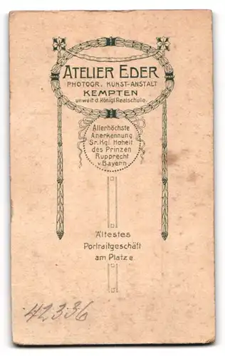 Fotografie Atelier Eder, Kempten, Dame mit Dauerwelle in einer Bluse mit Spitzenkragen