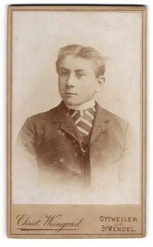 Fotografie Christ. Weingard, Ottweiler, Junger Mann mit Haarscheitel im Dreiteiler mit Streifenhemd