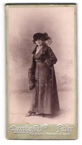 Fotografie Chambertin, Paris, Boul. Rochechouart 63, Elegante Dame mit Muff im Wintermantel