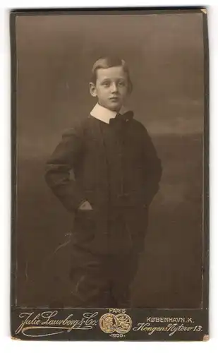 Fotografie Julie Laurborg & Co., Kopenhagen, Kongens Nytorf 13, Knabe im Sonntagsanzug mit Querbinder