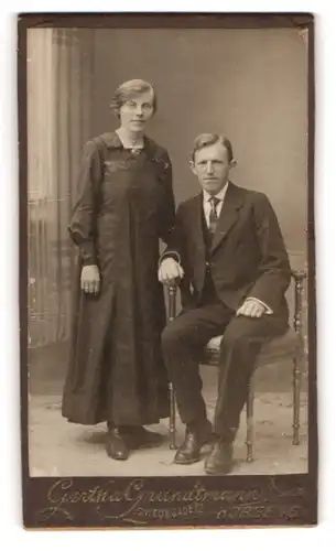 Fotografie Gertha Grundmann, Horsens, Smedegade 12, Junges Paar im Sonntagsstaat