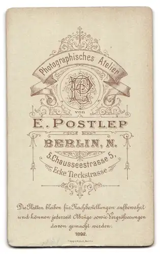 Fotografie E. Postler, Berlin, Chausseestrasse 5, Junge Dame mit rundem Gesicht, Stirnlocken und Brosche