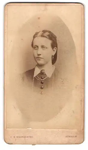 Fotografie C. E. Westerborg, Arnheim, Junge Dame mit Brosche, Ohranhänger und Halskette