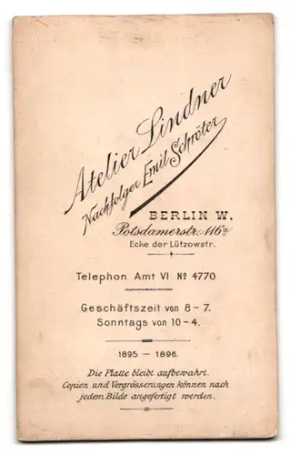 Fotografie Atelier Lindner, Berlin, Potsdamerstrasse 116a, Jüngling mit rundem Gesicht im Zweireiher