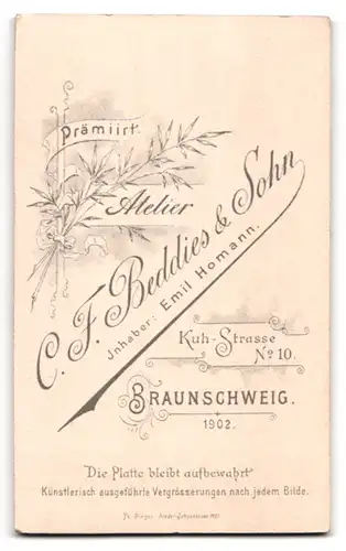 Fotografie C. F. Beddies & Sohn, Braunschweig, Kuh-Strasse 10, Junge Dame in Rüschenbluse mit Brosche und Halskette