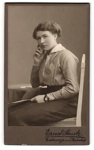 Fotografie Ernst Stautz, Eschwege, Am Bahnhof, Junge Dame in Rock und Bluse, mit Armbanduhr