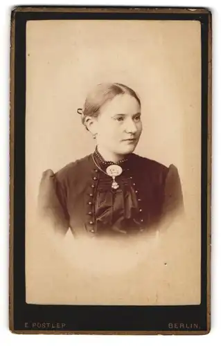 Fotografie E. Postlep, Berlin, Chausseestrasse 5, Junge Dame mit strengem Mittelscheitel und Halskette