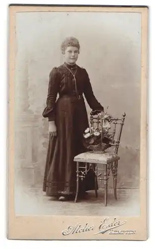 Fotografie Atelier Eder, Kempten, Dame im Kleid neben Blumen auf einem Stuhl