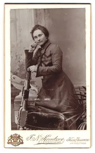 Fotografie I. N. Kreutzer, Kaufbeuren, Am Wiestor, Dame im Kleid auf einen Stuhl gestützt