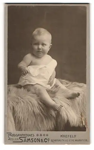 Fotografie Samson & Co., Krefeld, Hochstrasse 62, Baby auf einem Fell