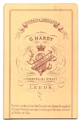 Fotografie G. Hardy, Leeds, 1 Commercial Street, Junger Herr mit Schnurrbart auf einem Stuhl