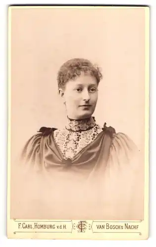 Fotografie F. Carl, Homburg v. d. H., Kaiser Friedrich-Promenade 57, Junge Dame im bestickten Kleid