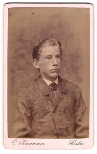Fotografie O. Sennemann, Goslar, Junger Herr im Anzug mit Krawatte