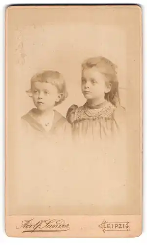 Fotografie Adolf Sander, Leipzig, Löhrstrasse 4, Kinder im Kleid und Matrosenanzug