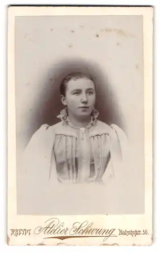 Fotografie Atelier Schwung, Rheydt, Bahnhofstrasse 56, Junge Dame im Kleid mit Brosche