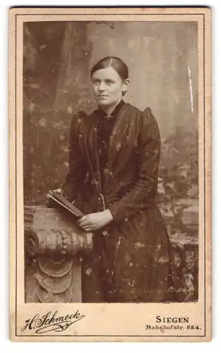 Fotografie H. Schmeck, Siegen, Bahnhofstrasse 884, Junge Dame mit Buch an einer Säule