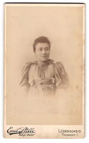 Fotografie Emil Stille, Lüdenscheid, Thünenstrasse 1, Junge Dame im Kleid mit Kette