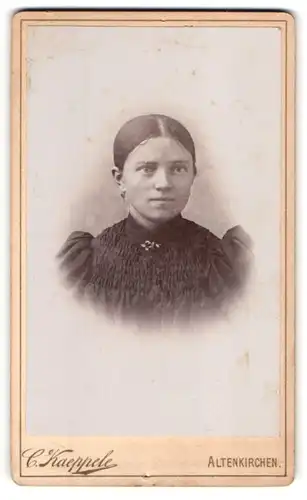 Fotografie C. Kaeppele, Altenkirchen, Junge Dame im schwarzen Kleid mit Brosche