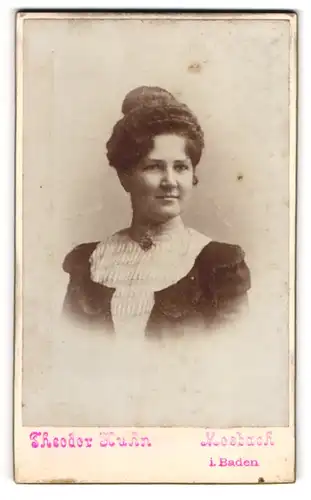Fotografie Theodor Kuhn, Mosbach i. Baden, Bürgerliche Dame mit toupiertem Haar