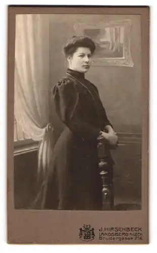 Fotografie J. Hirschbeck, Landsberg a. Lech, Brudergasse 216, Dame im schwarzen Kleid in einem bürgerlichen Zimmer