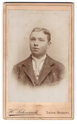 Fotografie Heinrich Schmeck, Siegen, Bahnhofstrasse 12, Junger Herr im Anzug mit Krawatte