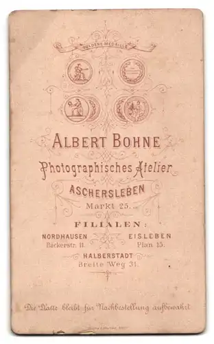 Fotografie A. Bohne, Aschersleben, Markt 25, Üppige Bürgerliche in reich verziertem Kleid