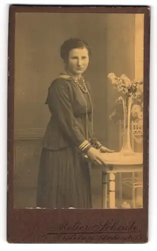 Fotografie Atelier Schade, Eisleben, Glockenstrasse 15, Bildhübsche junge Frau im Kleid mit Matrosenkragen