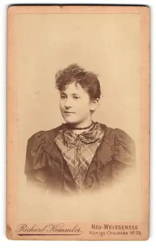 Fotografie Richard Kemmler, Neu-Weissensee, Königs-Chaussee 33, Hübsche junge Frau im Kleid mit Puffärmeln