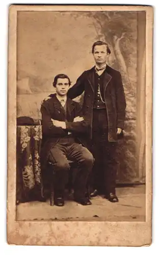 Fotografie unbekannter Fotograf und Ort, Zwei Herren in vertrauter Pose
