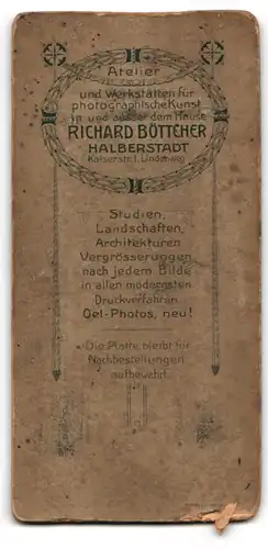 Fotografie Richard Böttcher, Halberstadt, Kaiserstrasse 1, Bürgerliche Dame im hochschliessenden Kleid