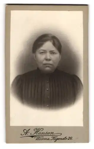 Fotografie A. Hansen, Worms, Hagenstrasse 26, Bürgerliche Frau mit gelangweilten Blick im Portrait