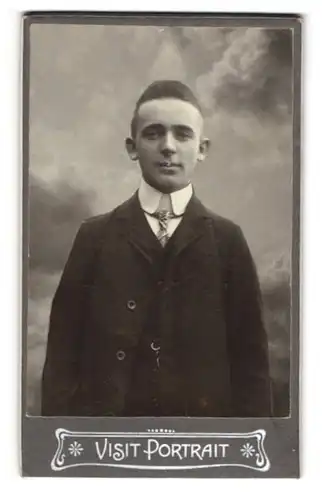 Fotografie unbekannter Fotograf und Ort, Junger Mann mit Krawatte im Anzug