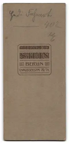 Fotografie Atelier Stein, Berlin, Chausseestrasse 70 /71, Bürgerliches Fräulein mit Blumen und Buch