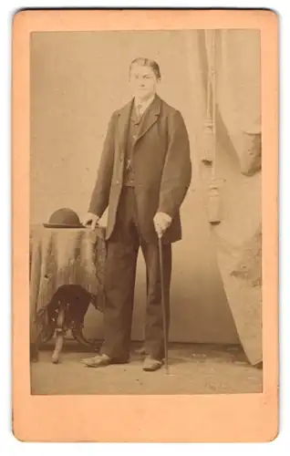 Fotografie C. Rohleder, Aschersleben, Tie 32, Junger Mann mit Hut und Stock