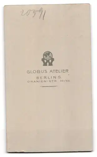 Fotografie Globus Atelier, Berlin, Oranien-Strasse 52 /55, Bub mit Strohhut und Peitsche in Matrosendress